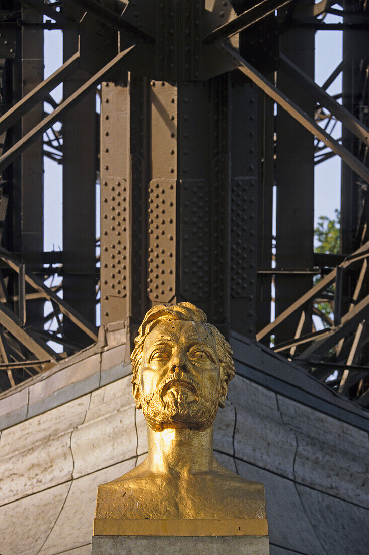 Büste von Gustave Eiffel vor dem Eiffelturm, Paris, Frankreich, Europa