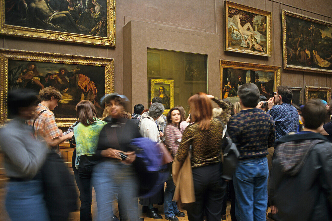 Toruists in the Louvre museum, Mona Lisa by Leonardo da Vinci in the background, La Gioconda, Paris, France