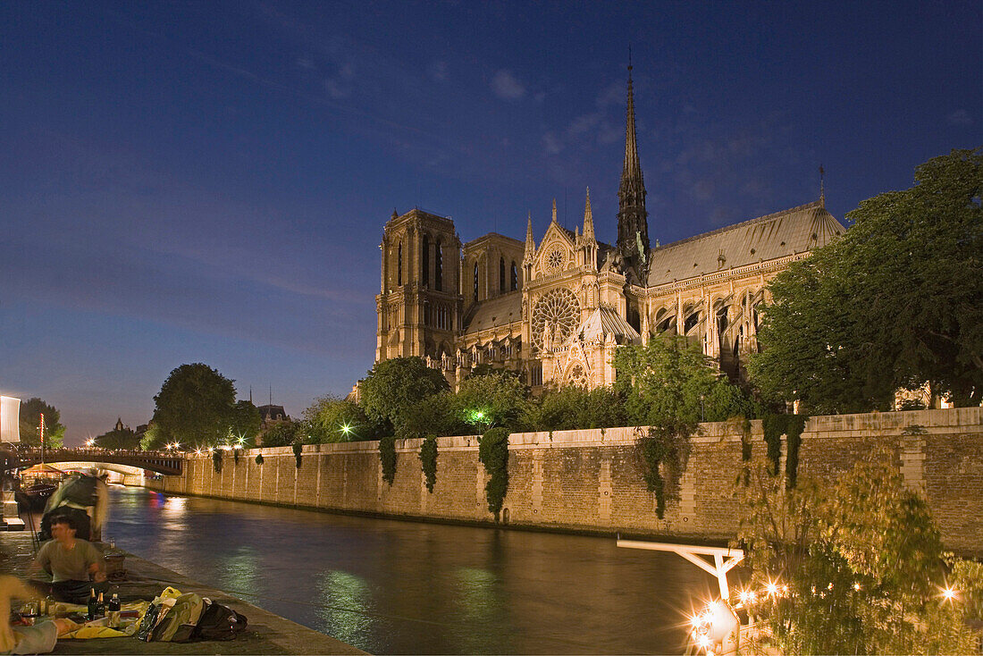 Night shot of the river Seine and Notre Dame cathedral, gothic, 4e Arrondissement, Paris, France