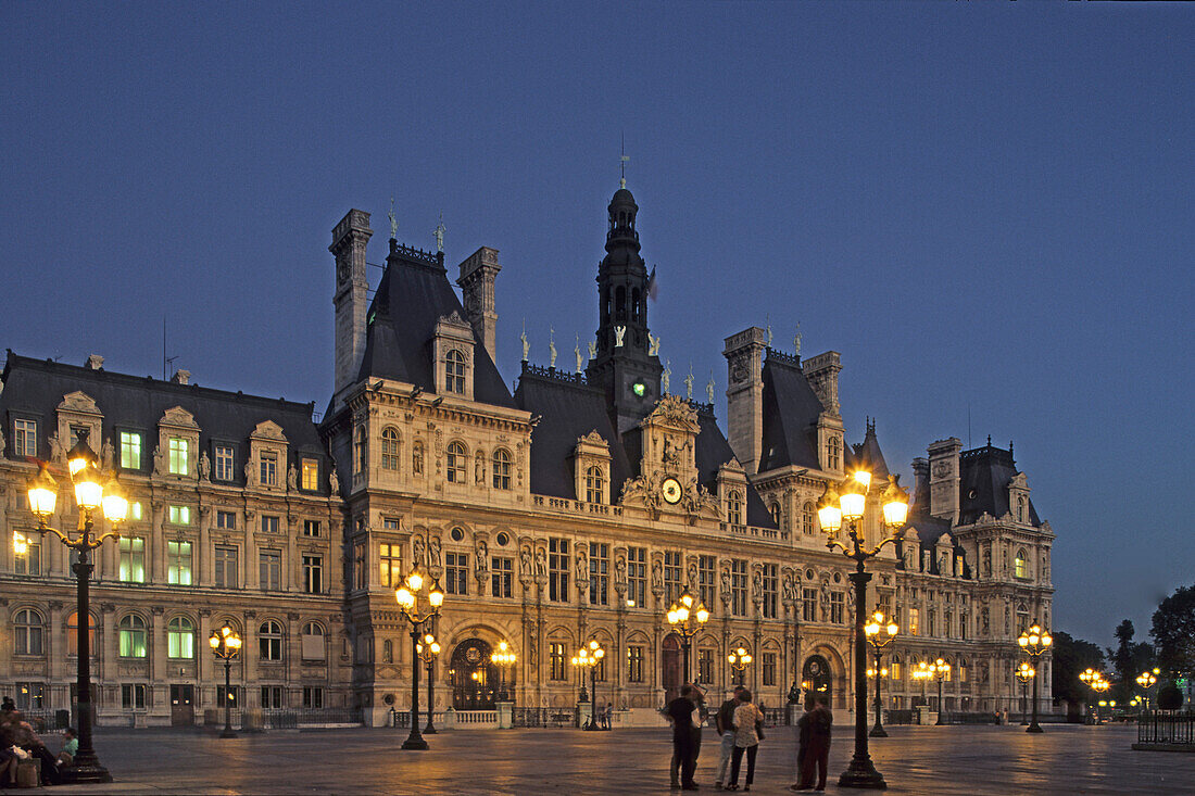 Hôtel de Ville im Abendlicht, größte Rathaus Europas, Rue de Rivoli, 4. Arrondissement, Paris, Frankreich