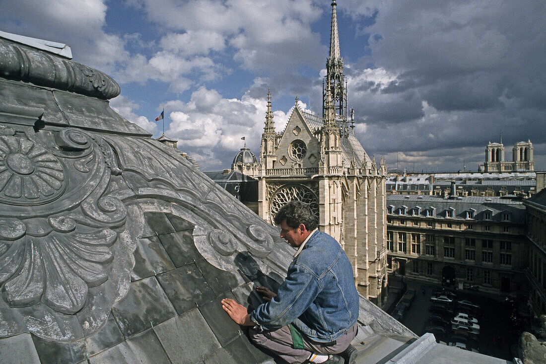 Dacharbeiten, Sainte-Chapelle ist die frühere Palastkapelle der ehemaligen königlichen Residenz, Palais de Justice, Paris, Frankreich