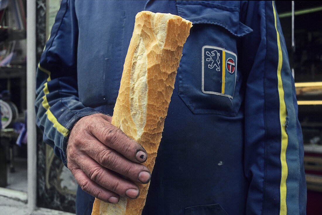 Baguette in der Hand, Paris, Frankreich