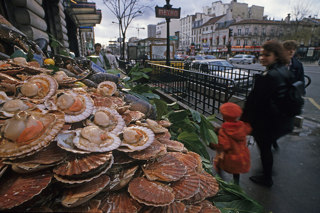Muscheln, Meeresfrüchte und Austern, Restaurantauslage, Place d'Italie, 13e. Arrondissement, Paris, Frankreich