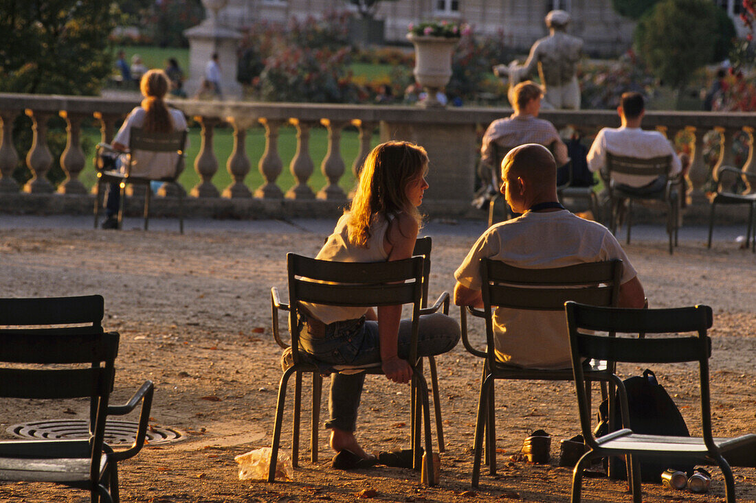 Junges Paar im Park, Jardin du Luxembourg 6. Arrondissement, Quartier Latin, Paris, Frankreich
