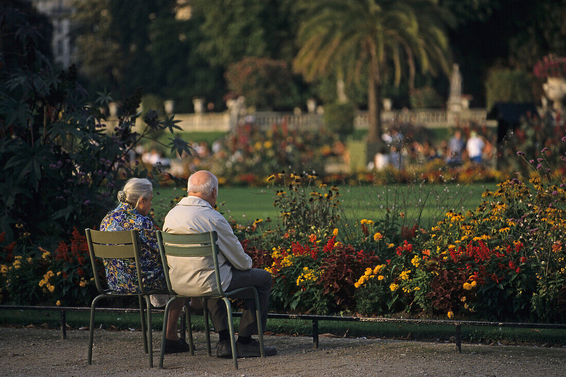 Altes Paar sitzt im Schlosspark Jardin du Luxembourg 6. Arrondissement, Quartier Latin, Paris, Frankreich