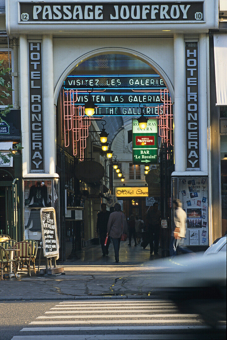 Menschen am Eingang der Passage Jouffroy, 9. Arrondissement, Paris, Frankreich, Europa
