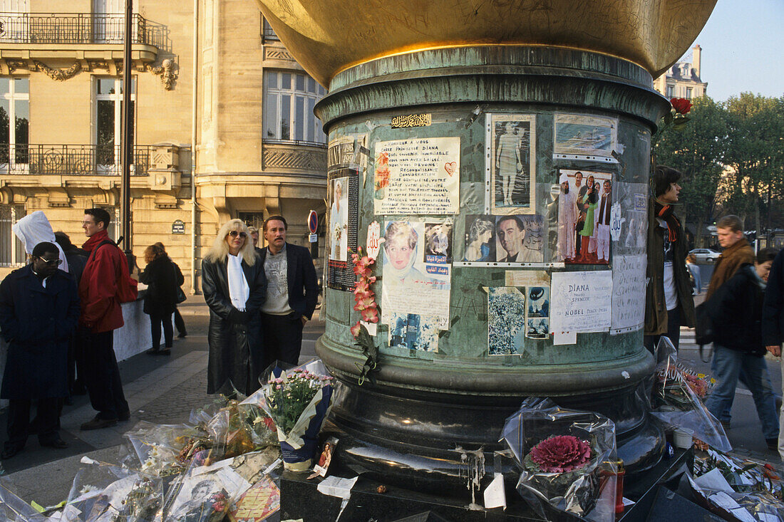 Menschen an der Gedenkstätte La Flamme Liberté, Pont de l'Alma, 8. Arrondissement, Paris, Frankreich, Europa