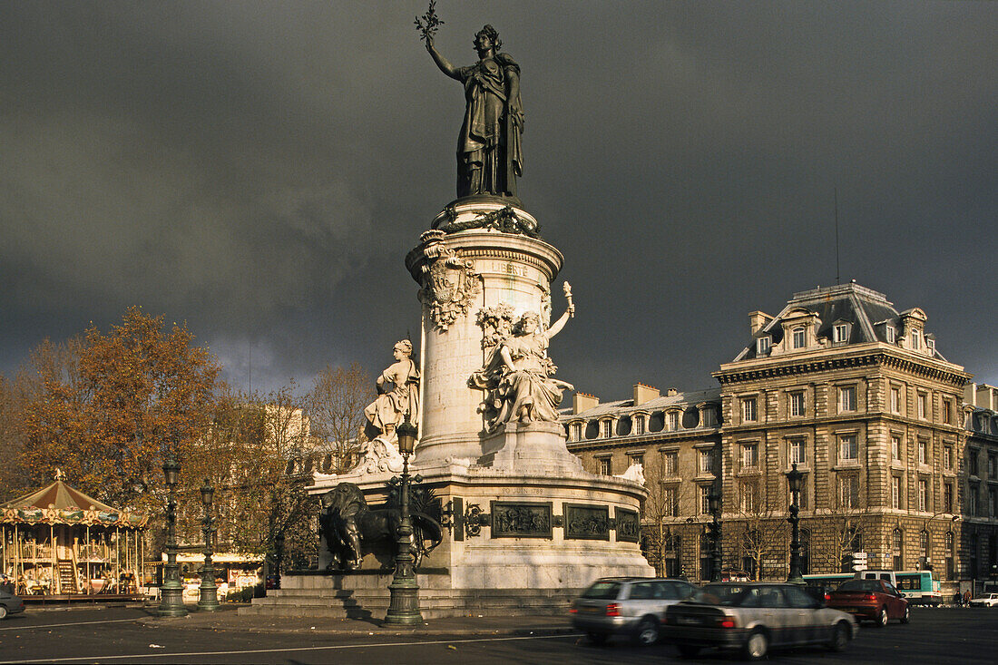 Blick auf Statue der Republik unter grauen Wolken, Place de la Republique, 3. Arrondissement, Paris, Frankreich, Europa