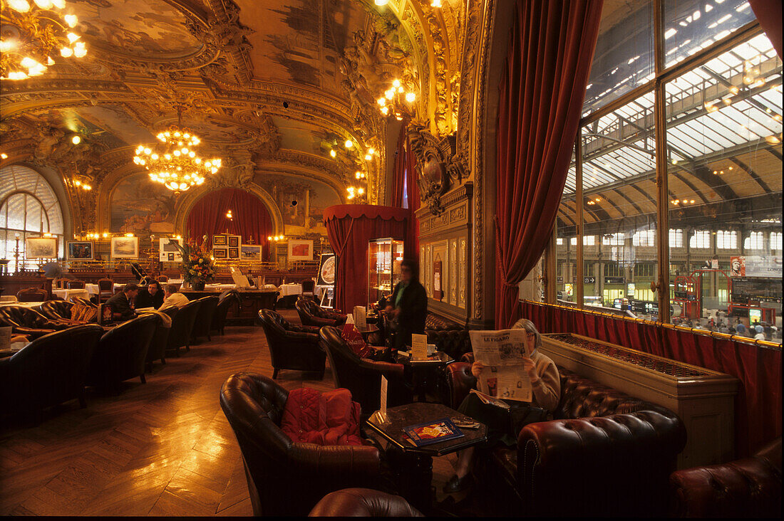 Menschen im Restaurant Le Train Bleu am Gare de Lyon, gebaut 1900, 12. Arrondissement, Paris, Frankreich, Europa