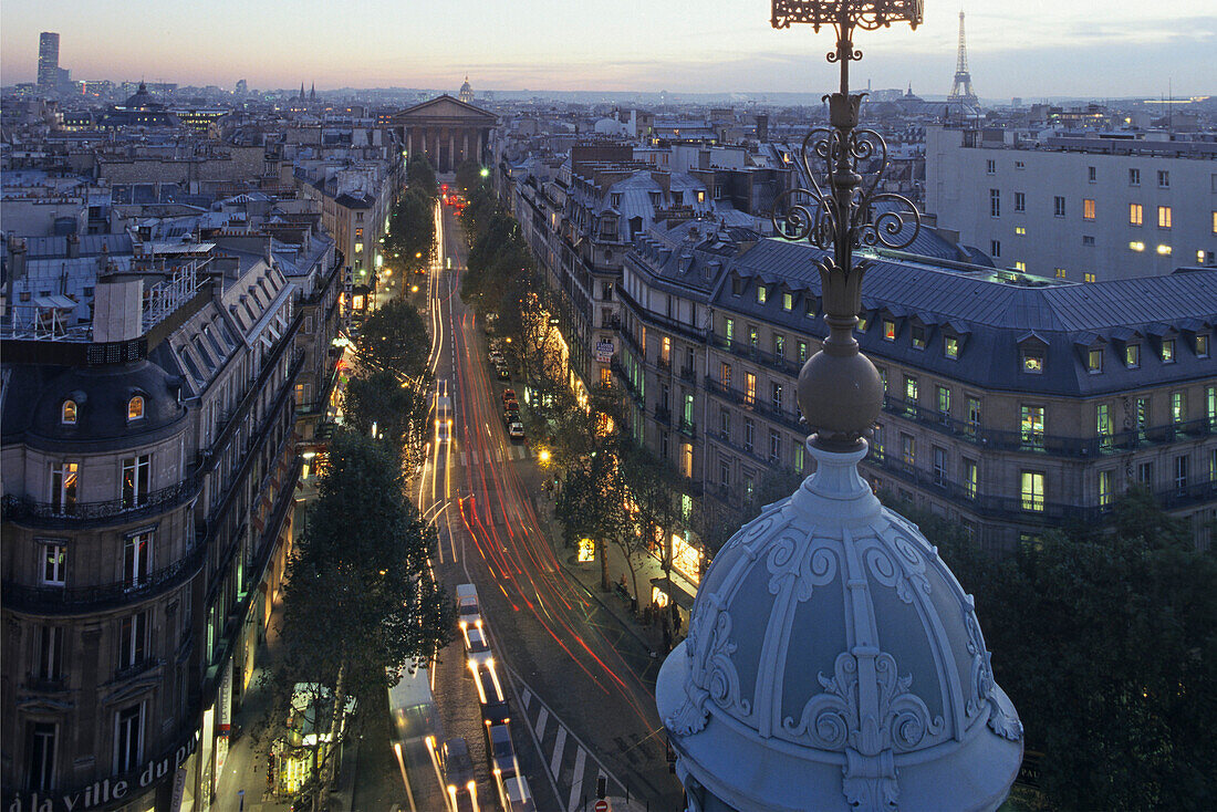 Blick vom Kaufhaus Printemps auf den Boulevard Haussmann am Abend, Blick zur Madeleine, 9. Arrondissement, Paris, Frankreich, Europa