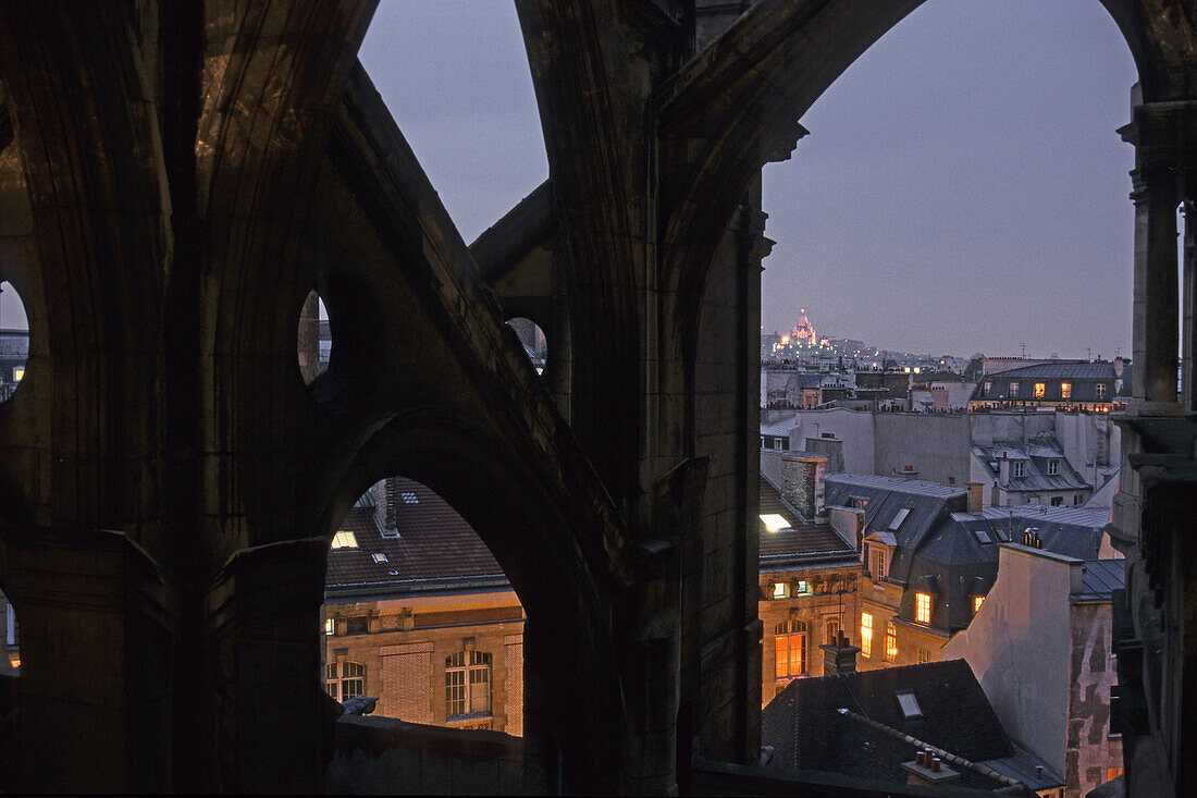 Blick durch gotische Strebepfeiler der Kirche Saint Eustache am Abend, 1 Arrondissement, Paris, Frankreich, Europa