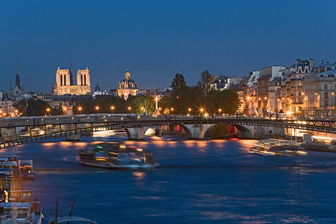 Nachtaufnahme der Seine mit Brücken und Notre Dame, Paris, Frankreich, Europa