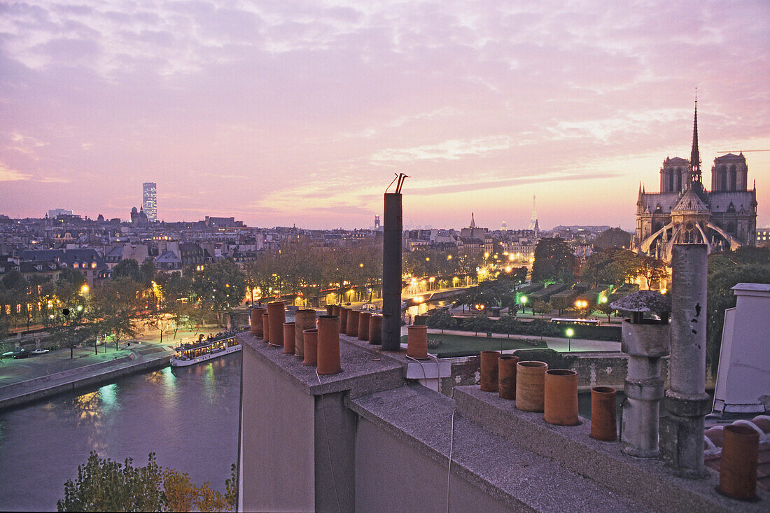 Blick über die Seine und Notre Dame im Abendlicht, Paris, Frankreich, Europa