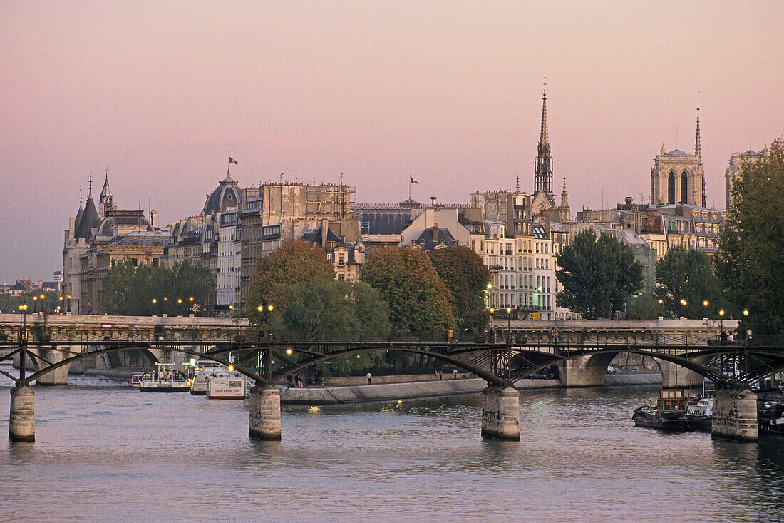 Eisenbrücke über der Seine verbindet Louvre und Institut Francais, Les Passerelles des Arts, Ile de la Cité im Hintergrund, 1. Arrondissement, Paris, Frankreich, Europa