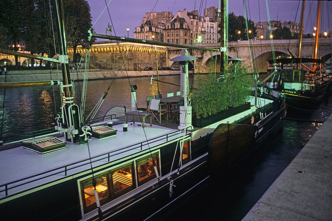 Hausboote am Ufer der Seine am Abend, Paris, Frankreich, Europa