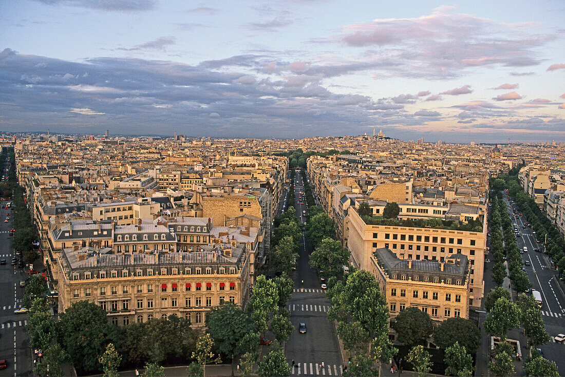 Pariser Dächer, Blick vom Arc de Triomphe zum Montmartre in der Abendsonne, Paris, Frankreich, Europa