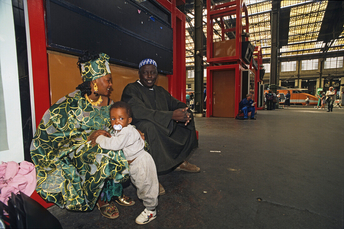 Afrikanische Passagiere aus Ghana auf dem Gare de Lyon, 12. Arrondissement, Paris, Frankreich, Europa