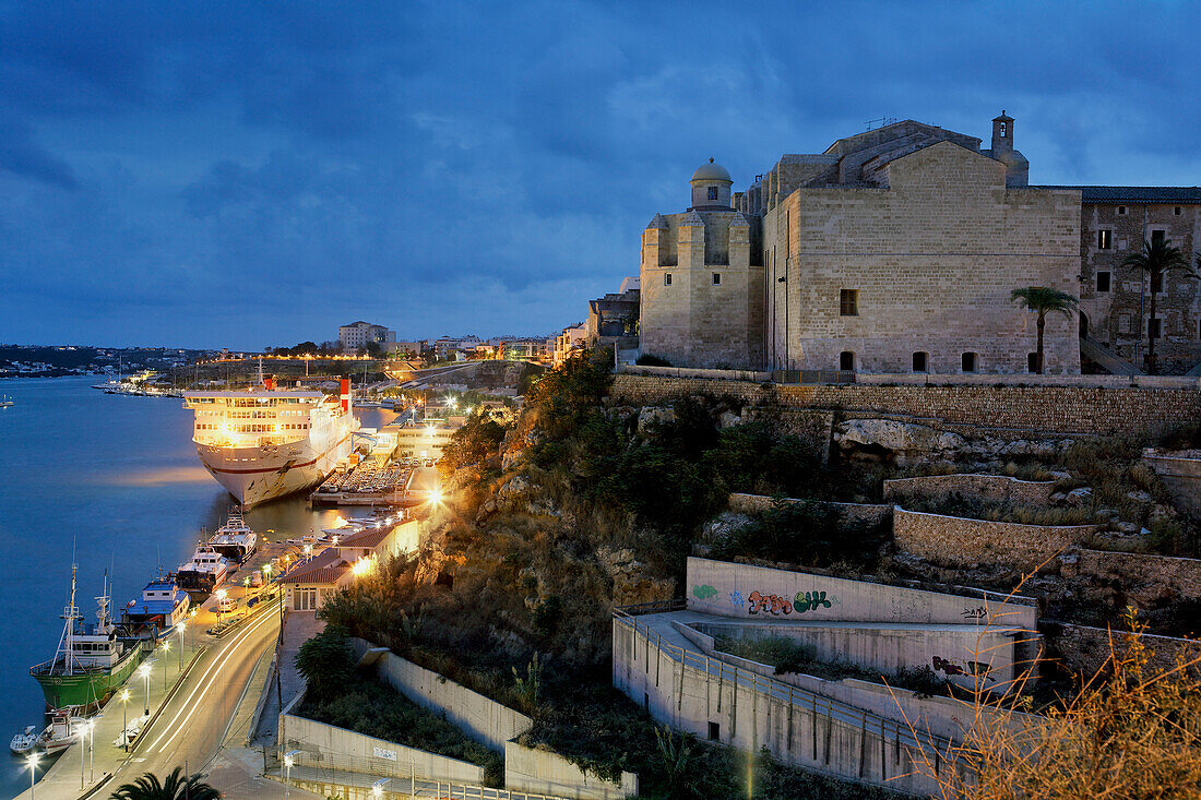 Spanien Balearen Menorca Mahon Kastell Hafen Pier Fähre