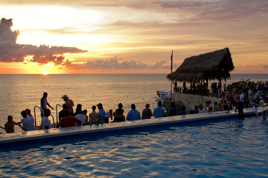 Jamaika Negril Ricks Café bei Sonnenuntergang Pool
