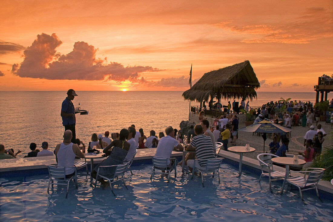 Jamaika Negril Ricks Café bei Sonnenuntergang Pool Bar