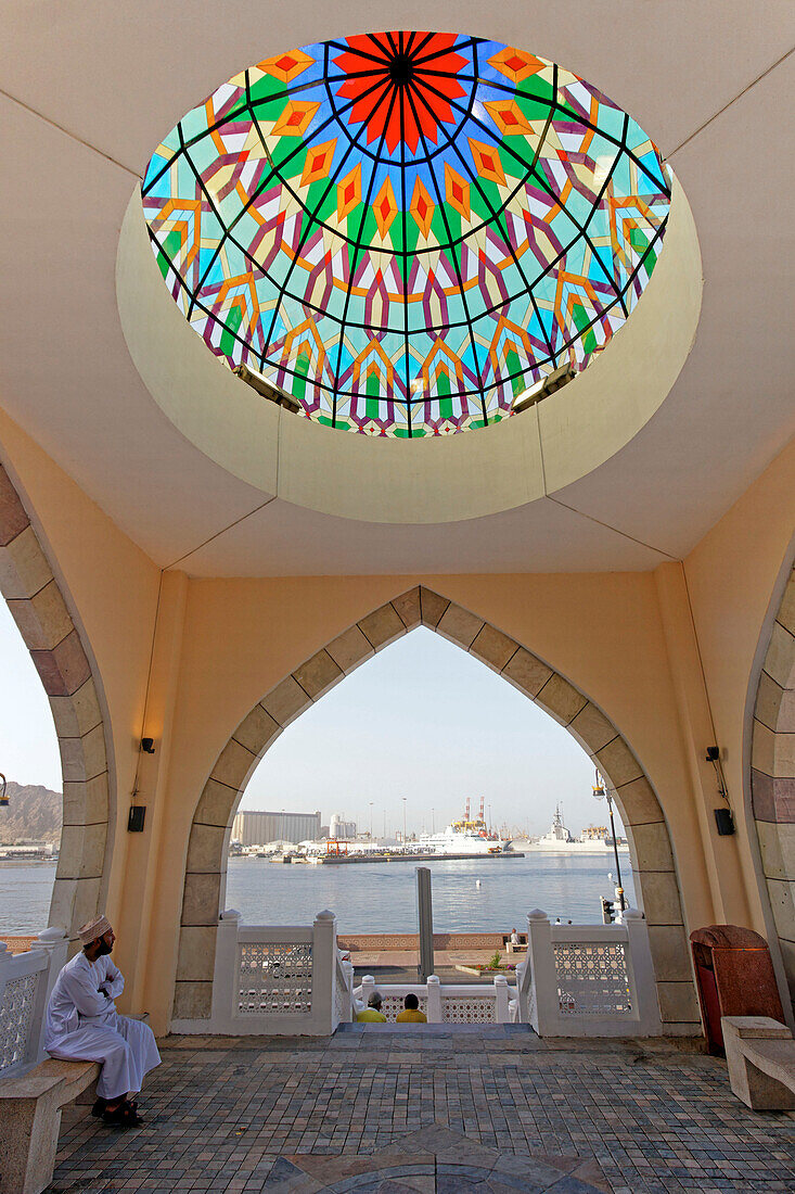 Oman Muskat Mutrah Glaskuppel Hafen Menschen