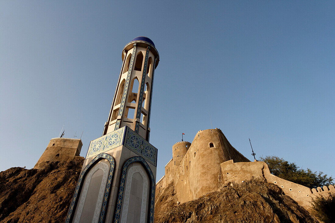Oman Muskat Minaret vor Festungsmaür