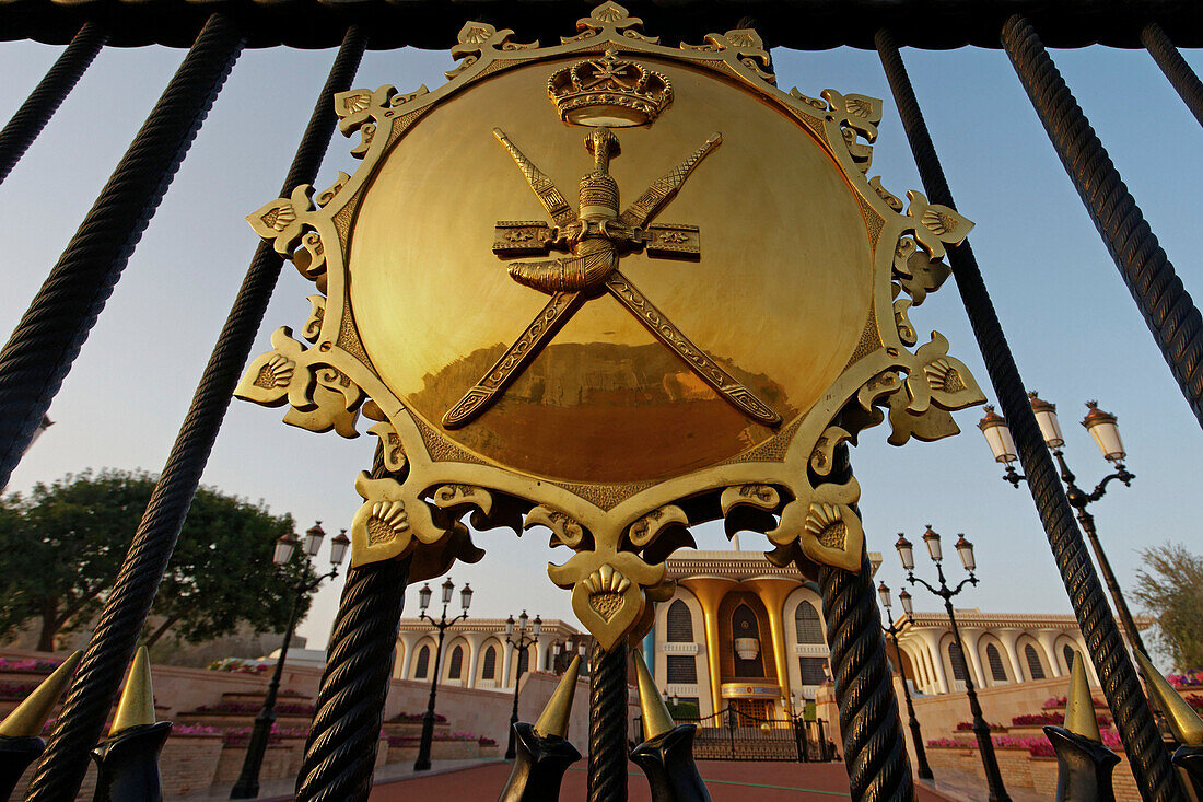 Oman Muskat Sultanspalast vergoldetes Emblem am Eingangstor
