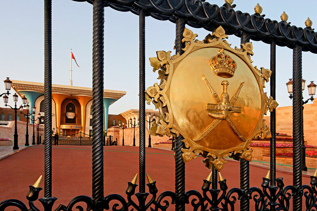 Oman Muskat Sultanspalast vergoldetes Emblem am Eingangstor