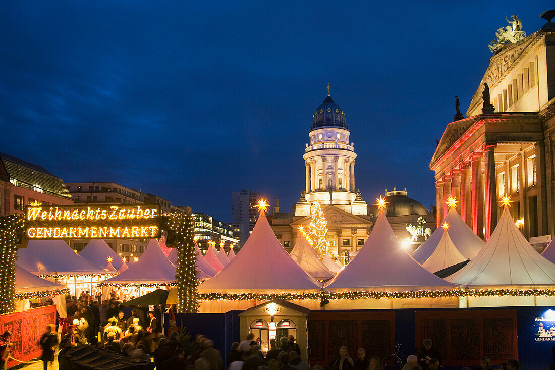 Berlin Mitte, Weihnachtsmarkt auf dem Gendarmenmarkt vorm Schauspielhaus