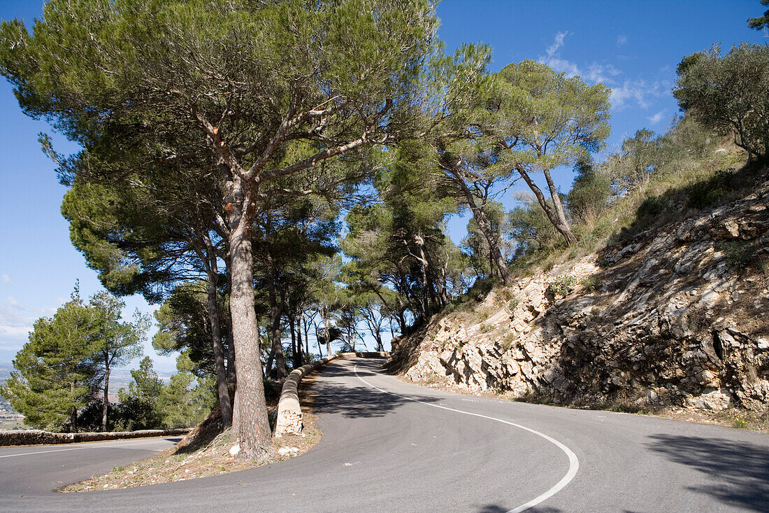 Serpentinenstraße zum Castell de Santueri, nahe Felanitx, Mallorca, Balearen, Spanien, Europa