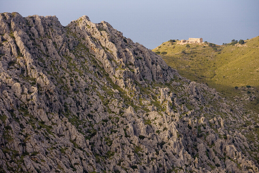 Finca auf Hügel im Serra de Tramuntana Gebirge, nahe Escorca, Mallorca, Balearen, Spanien, Europa