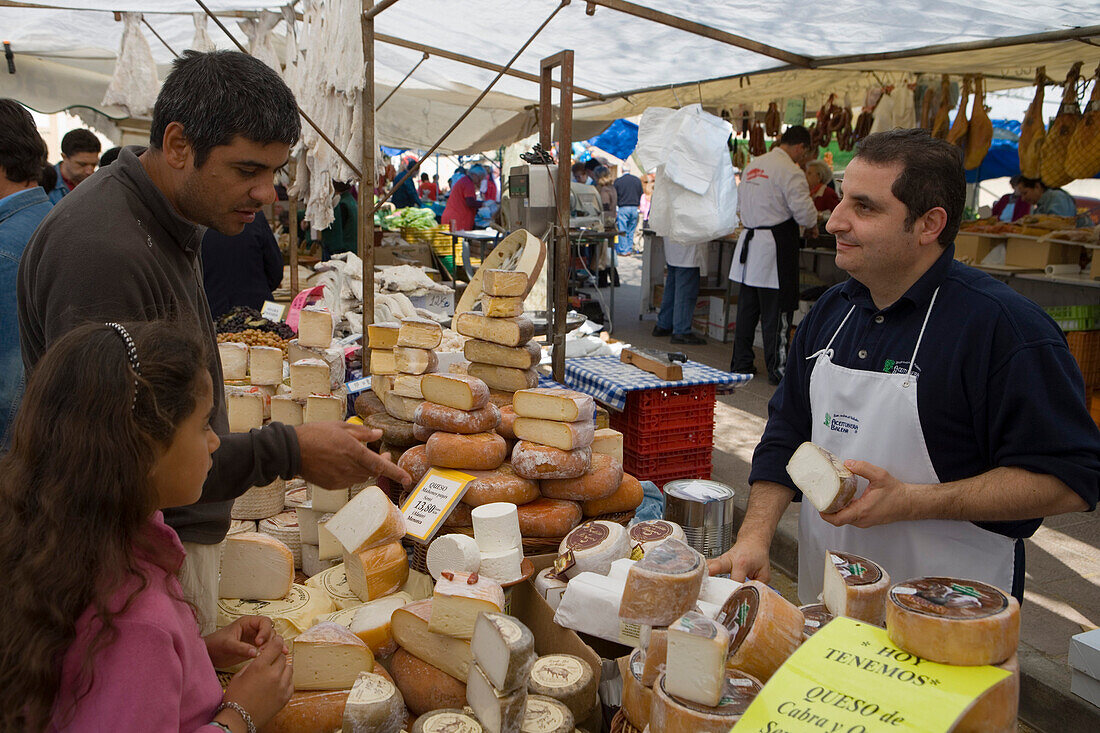 Vater und Tochter kaufen Käse an Marktstand, Santa Maria del Cami, Mallorca, Balearen, Spanien, Europa