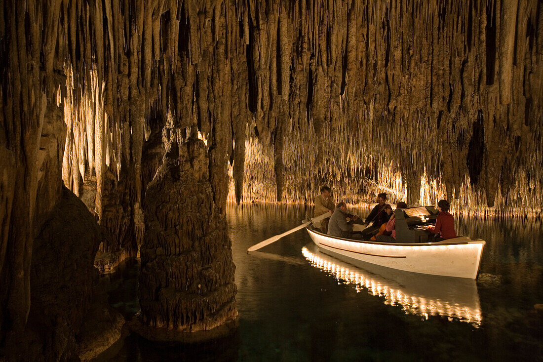 Klassische Musiker im Ruderboot in der Coves del Drac Drachenhöhle, Portocristo, Mallorca, Balearen, Spanien, Europa