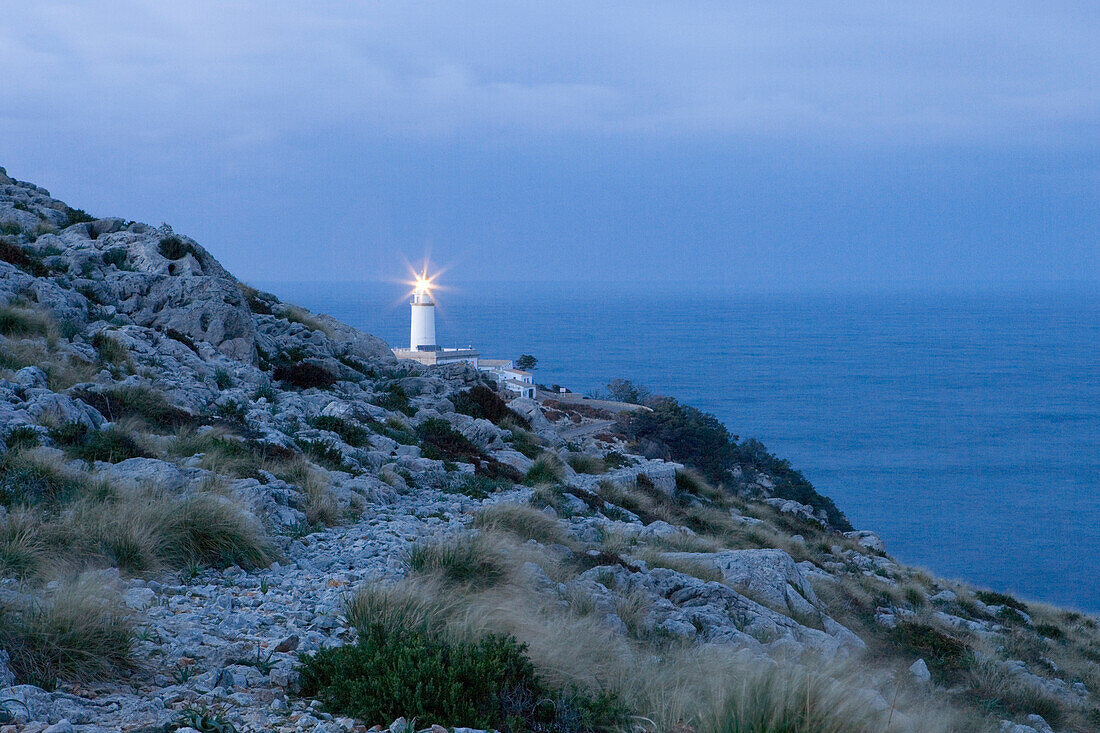 Leuchtturm von Kap Formentor im Dämmerlicht, Mallorca, Balearen, Spanien, Europa