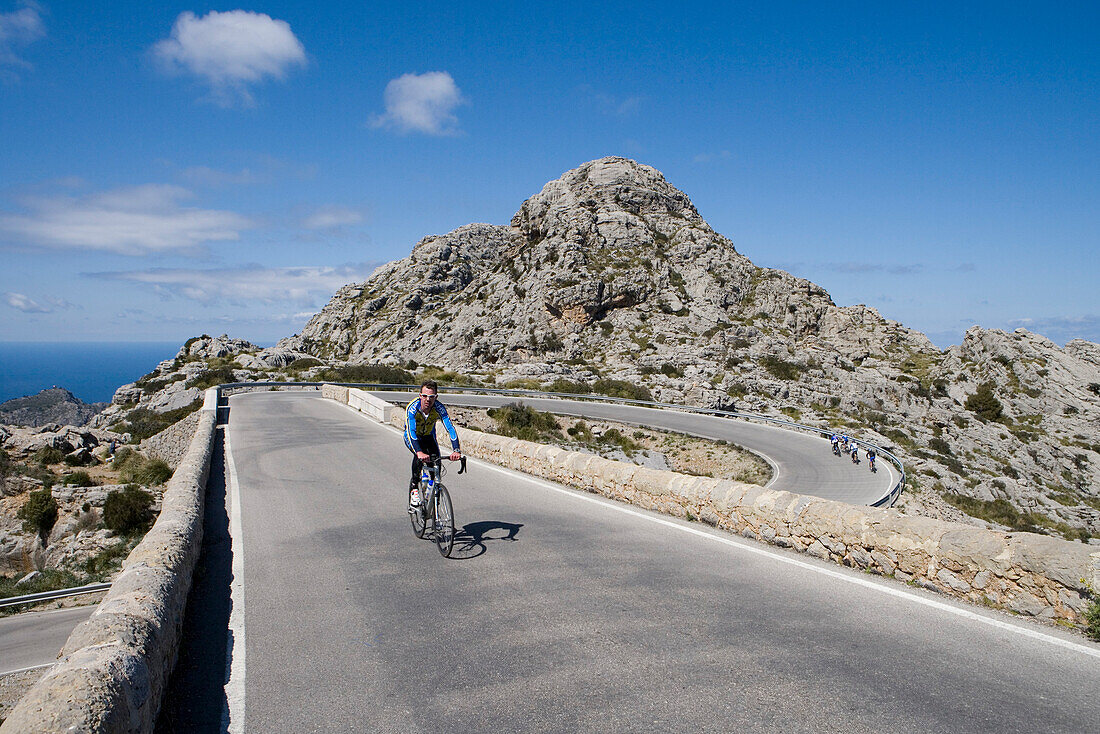 Radfahrer an Krawattenknoten Kurve der Sa Calobra Bergstraße im Serra de Tramuntana Gebirge, Mallorca, Balearen, Spanien, Europa