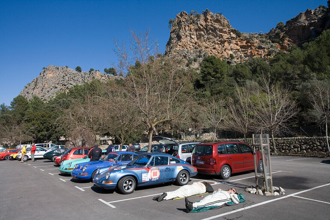 Ruhepause im Fahrerlager während der Rally Classico Isla Mallorca, Cala de Sa Calobra Bucht, Mallorca, Balearen, Spanien, Europa