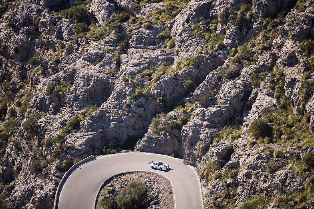 Porsche 911 auf Serpentinen der Sa Calobra Bergstraße im Serra de Tramuntana Gebirge, Rally Classico Isla Mallorca, Mallorca, Balearen, Spanien, Europa