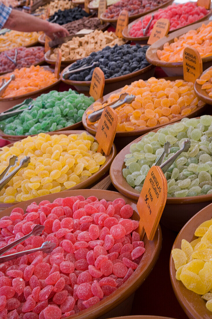 Kandierte Früchte an Marktstand am Mittwochsmarkt, Sineu, Mallorca, Balearen, Spanien, Europa