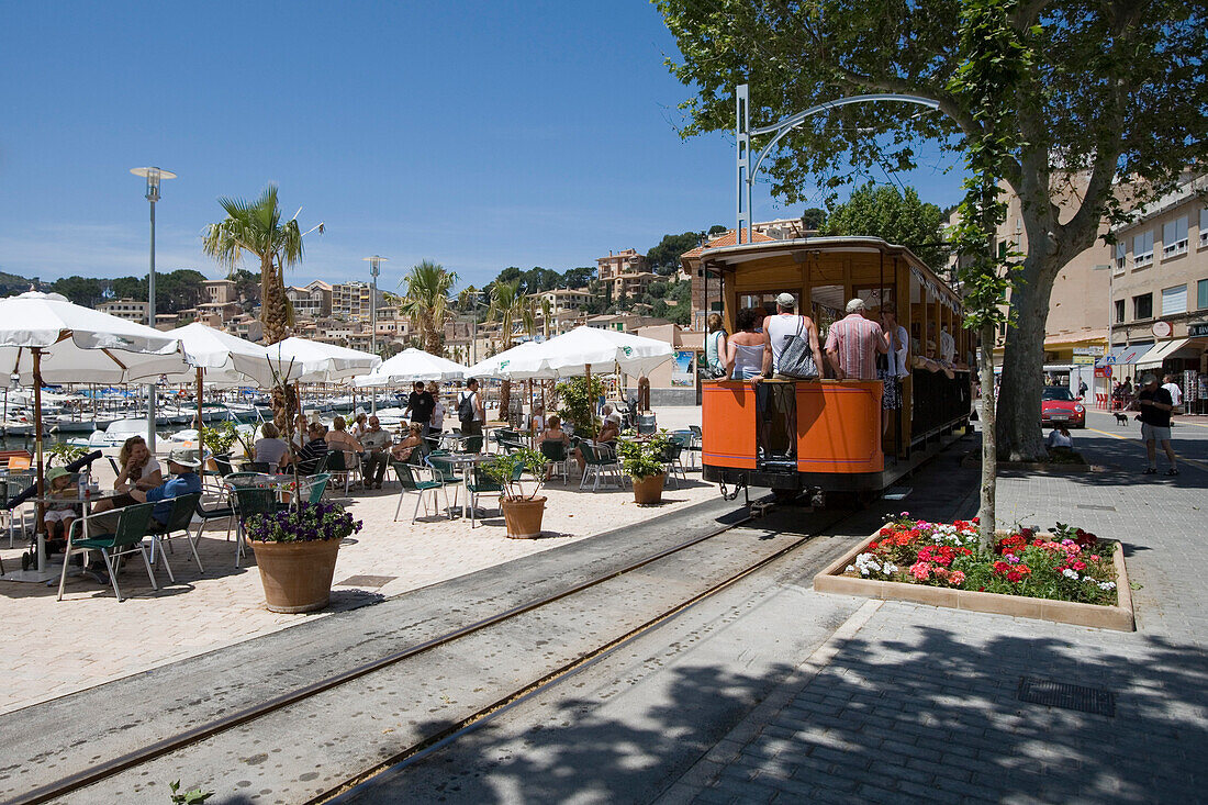 Historische Tramvia Straßenbahn fährt entlang Strandpromenade von Port de Soller, Mallorca, Balearen, Spanien, Europa