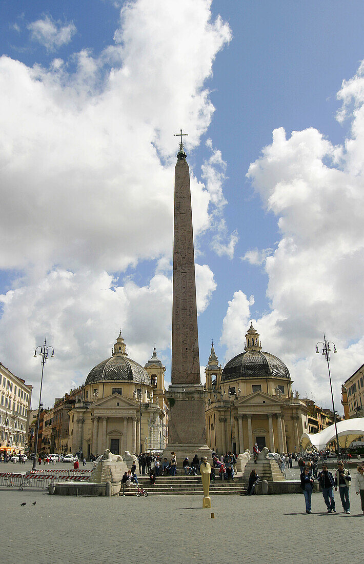 Piazza del Popolo. Obelisco Flaminio and marble lions fountain of Valadier with the twin churches of Santa Maria dei Miracoli and Santa Maria in Montesanto at background, built in the 17th century by Bernini. Rome. Italy