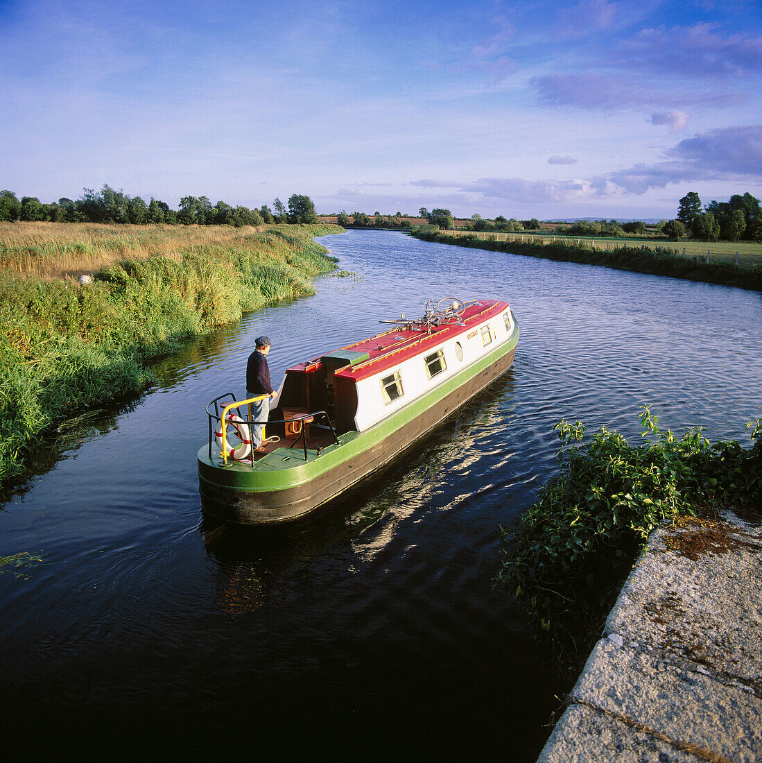  Boat, Boats, Color, Colour, Concept, Concepts, Daytime, Exterior, Human, Navigation, One, One person, Outdoor, Outdoors, Outside, People, Person, Persons, River, River bank, River banks, Rivers, Riverside, Riversides, Scenic, Scenics, Square, Stream, Str