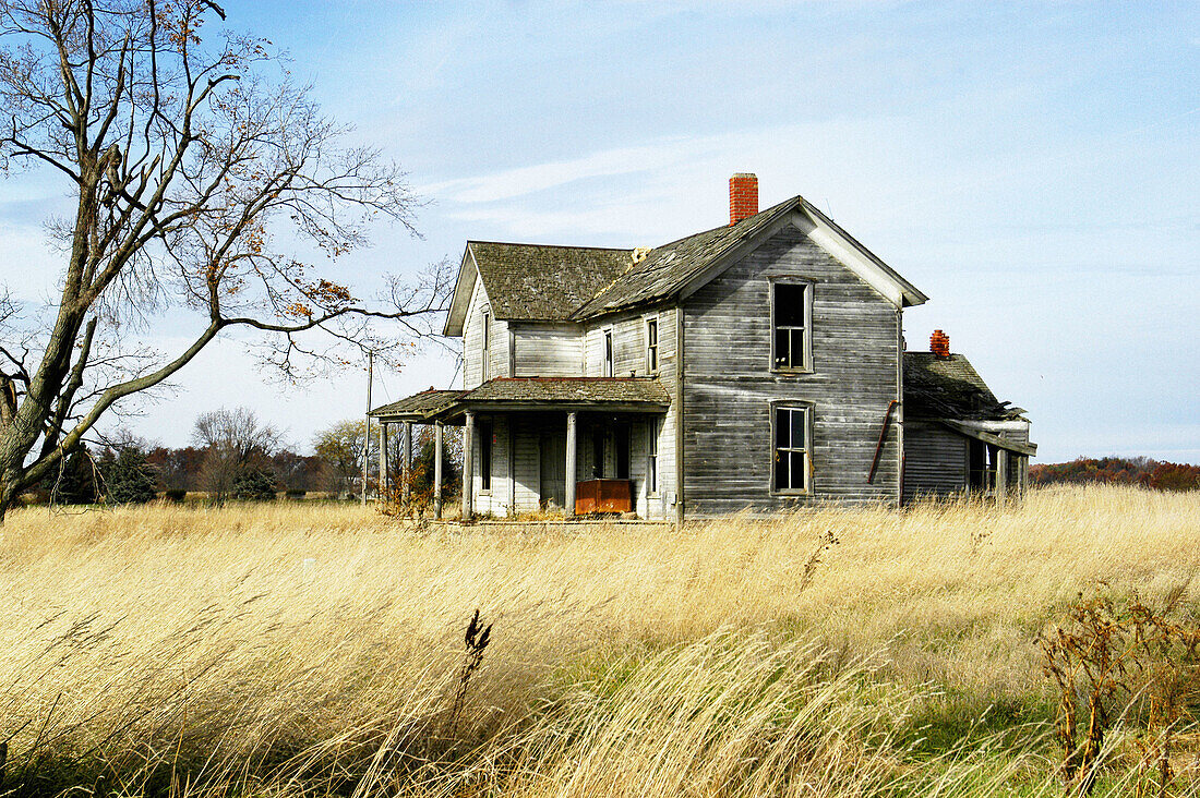  Alt, Aussen, Außen, Entfernt, Farbe, Fern, Geheimnis, Geheimnisvoll, Haus, Häuser, Holz, Hölzern, Horizontal, Land, Ländlich, Tageszeit, Verlassen, L54-301086, agefotostock 