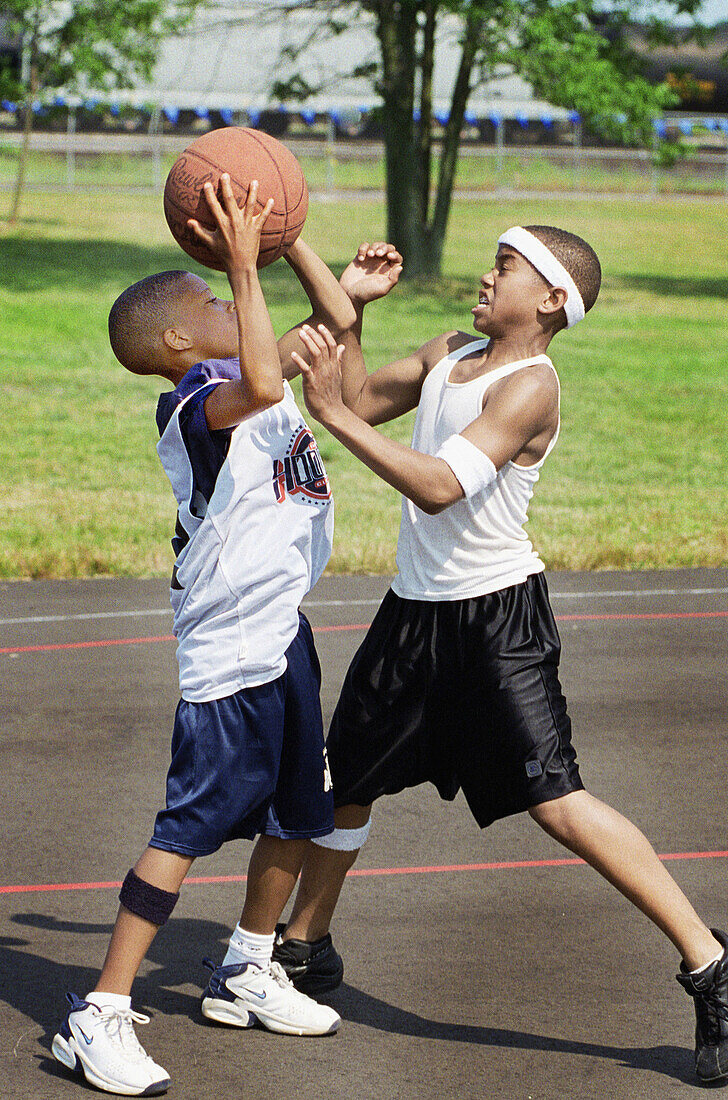 6  year old black youths fight for control of a basketball