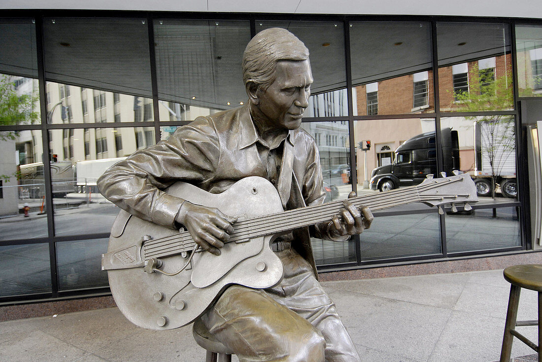 Statue of Chet Atkins Country Music Legend in front of Bank of America building Nashville. Tennessee. USA.