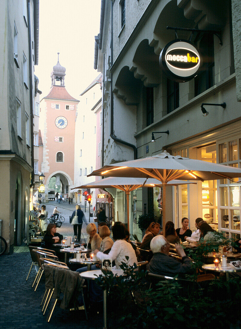 Straßencafe in der Altstadt, Regensburg, Bayern, Deutschland