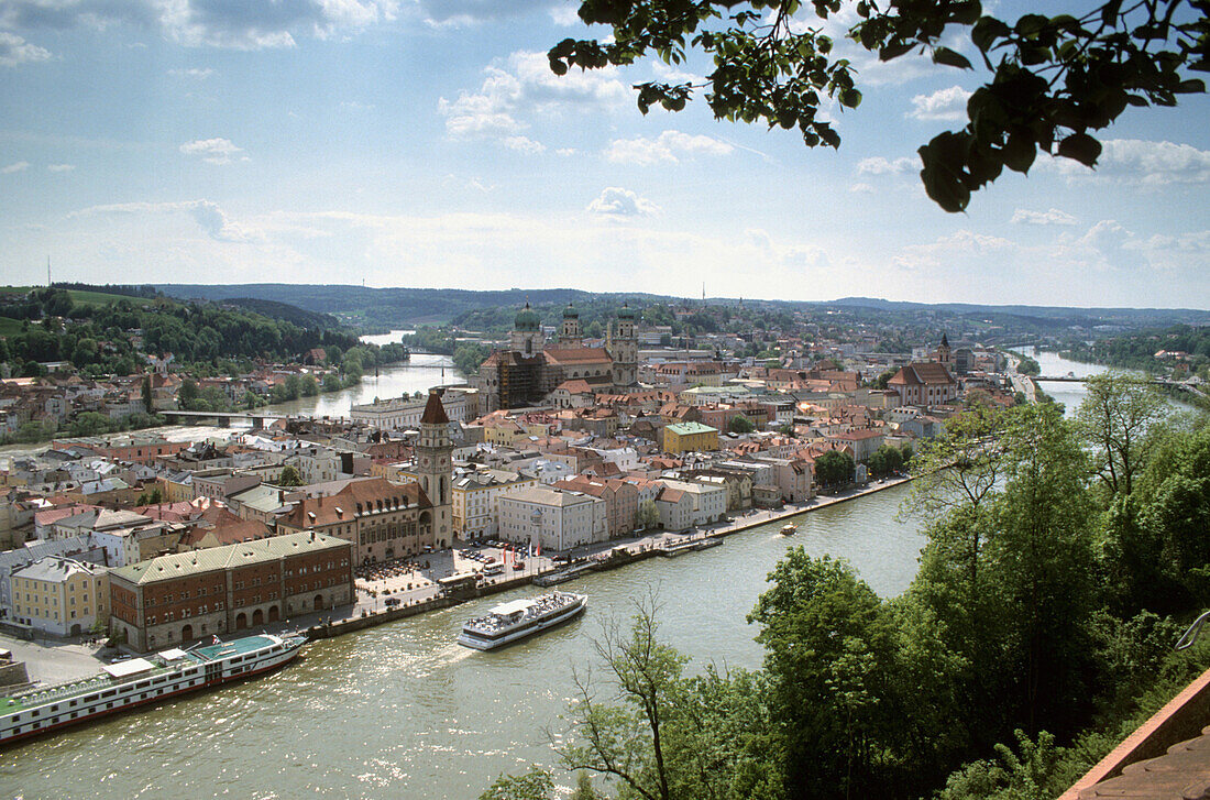 Blick über die Donau auf Altstadt mit Rathaus und Dom St. Stephan, Passau, Niederbayern, Bayern, Deutschland
