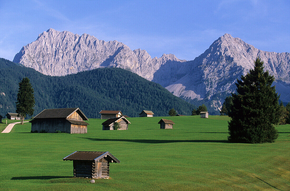 Heustadel auf Wiese, Karwendelgebirge im Hintergrund, Mittenwald, Bayern, Deutschland, Bayern, Deutschland