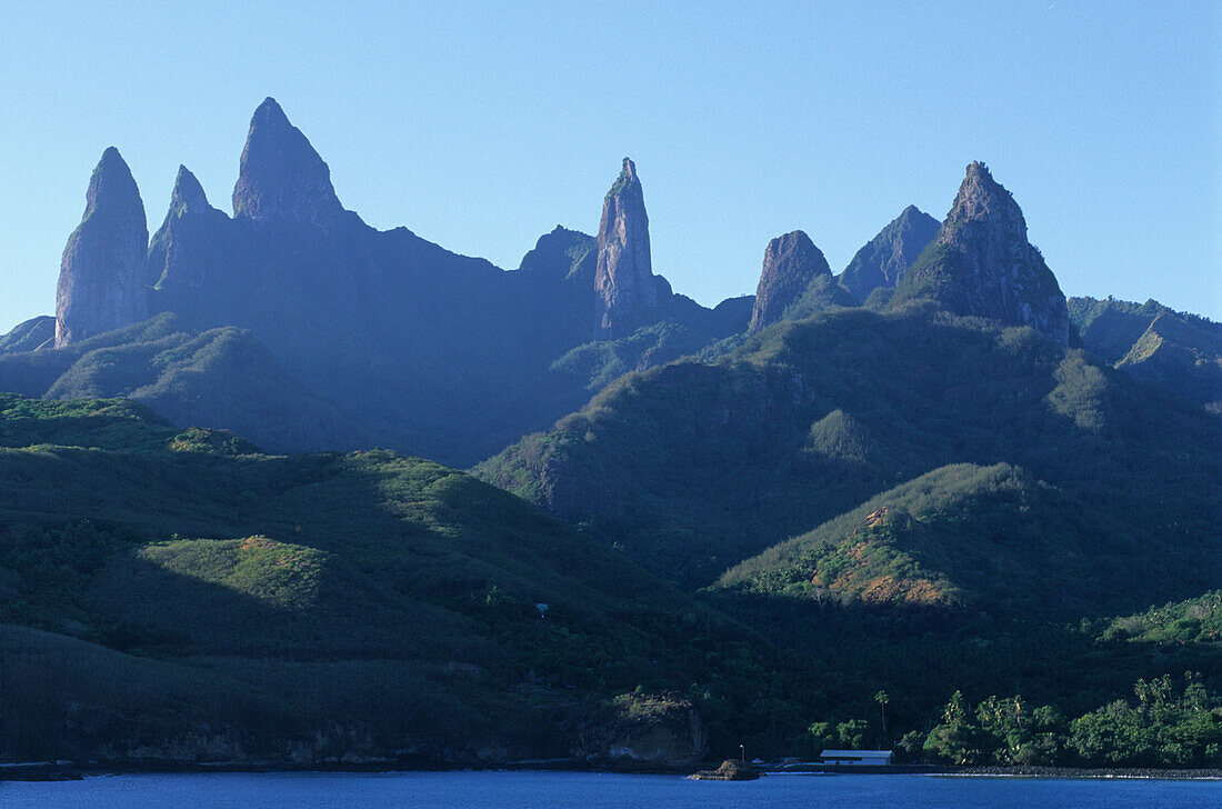 Die Insel Ua Pou mit ihren markanten Felszinnen, Französisch Polynesien