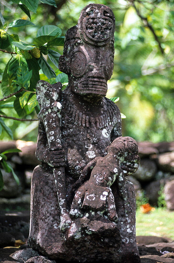 Verwitterte Statue aus Stein, Tiki im Dorf Hatiheu auf der Insel Nuku Hiva, Französisch Polynesien