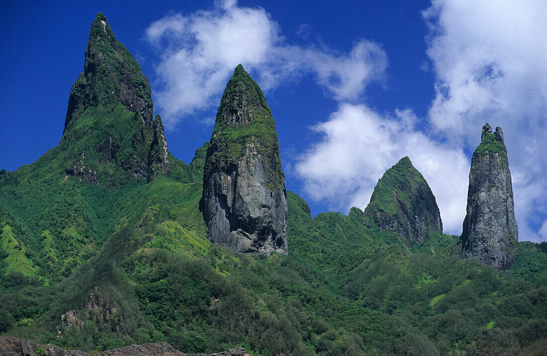 Die Insel Ua Pou mit ihren markanten Felszinnen, Französisch Polynesien